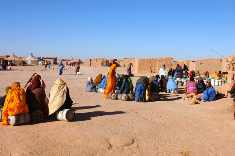 مخيمات تندوف تواجه أسوأ أزمة غذاء منذ عقد.. وتقرير أممي “يُدين” البوليساريو والجزائر