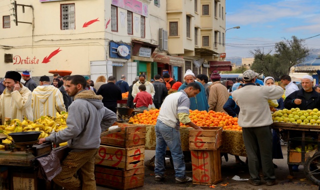 الباعة الجائلون في المغرب.. اقتصاد الظل بين واقع الحاجة ورهانات الإدماج
