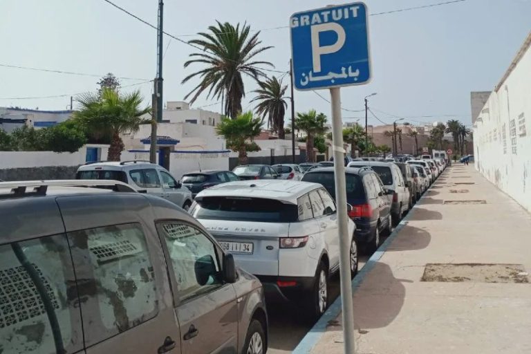 رغم قرار المجانية.. حراس السيارات يبتزون المواطنين بالمحمدية والسلطات تتحرك
