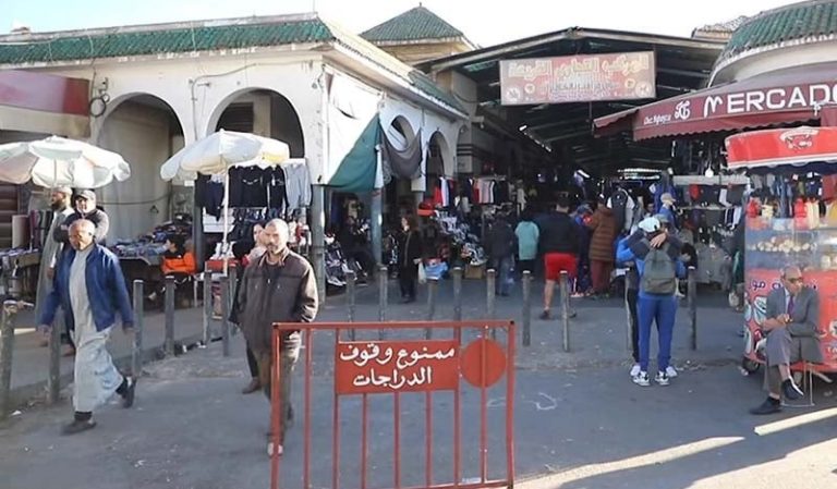 حملة مفاجئة للجمارك بسوق “القريعة” بالدار البيضاء تستهدف البضائع المقلدة
