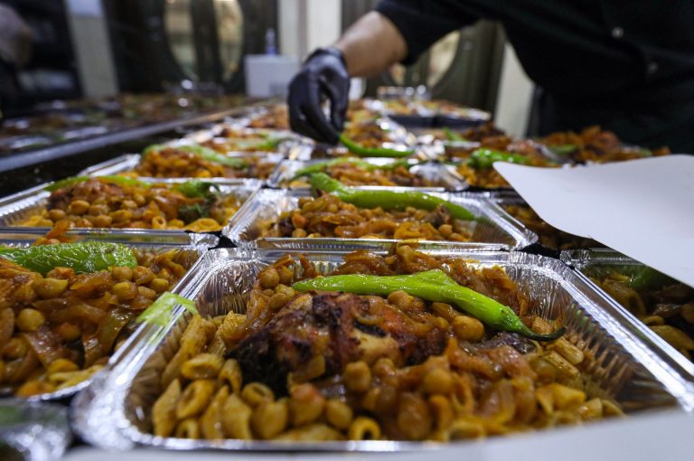 جشع وغش وتسممات.. ثالوث يتربص بالمصطافين و”حماة المستهلك” يطالبون بتشديد المراقبة