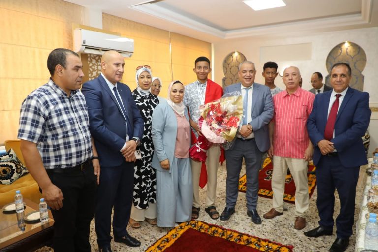 خنيفرة تحتفي بالتلميذ حمزة عشاق إثر تتويجه في أولمبياد الرياضيات بأستراليا