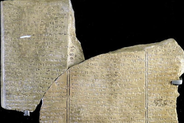 نقوش أوغاريتية على ألواح طينية .. بقايا لغة تختزل الوجود في ثلاثين رمزًا